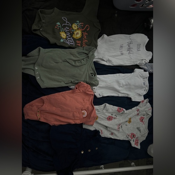 Babygirl 0-3, 3 M clothes - Picture 3 of 6